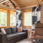 With Hot Tub And Sauna Uurainen