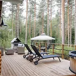 With Hot Tub And Sauna Uurainen